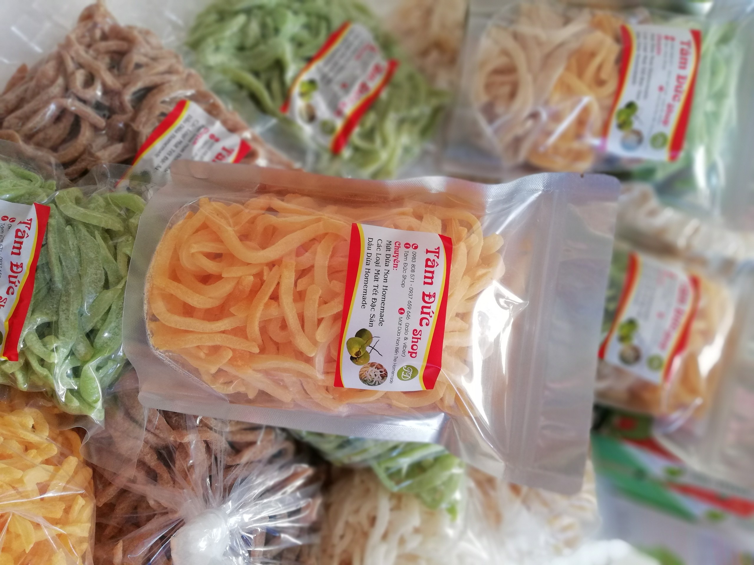 Mứt dừa non Bến Tre vị Gấc
